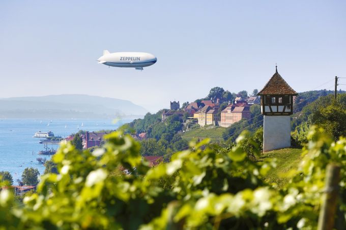 © Achim Mende - Der Zeppelin NT schwebt über Meersburg am Bodensee.