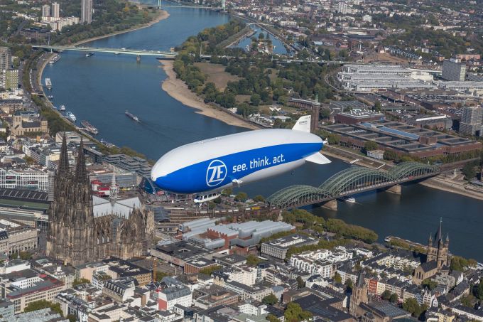 © Michael Häfner - Der Zeppelin NT grüßt den Kölner Dom