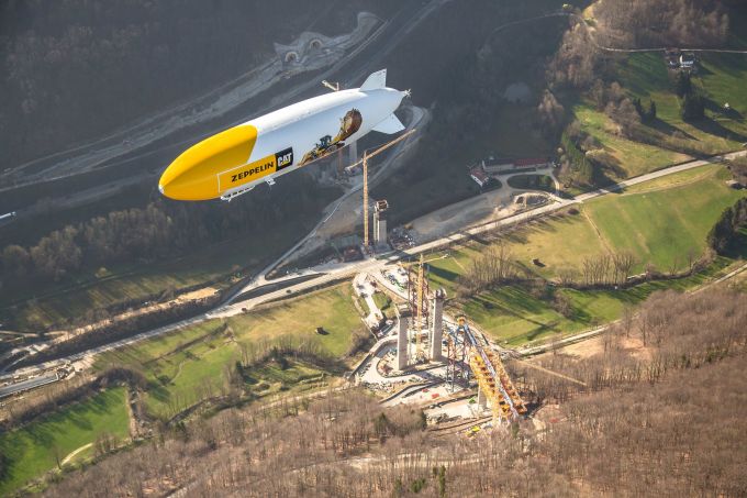 © Michael Häfner - Der Zeppelin NT über der neuen Filstalbrücke