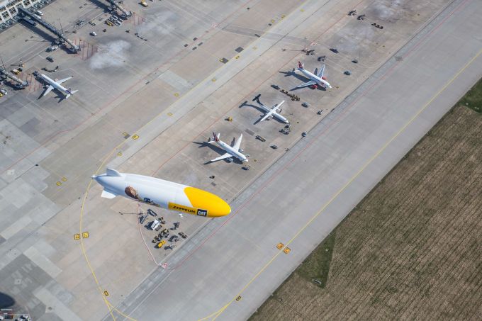 © Michael Häfner - Der Zeppelin NT im tiefen Überflug über dem Flughafen Stuttgart